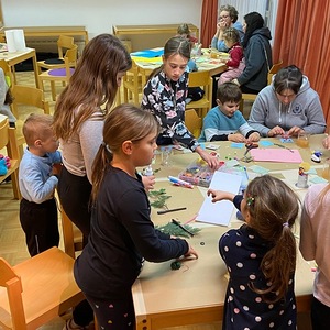 Bastelnde Kinder