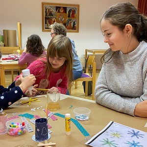 Bastelnde Kinder