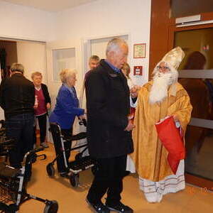 Besuch des Nikolaus beim Gottesdienst im Seniorenheim Laakirchen