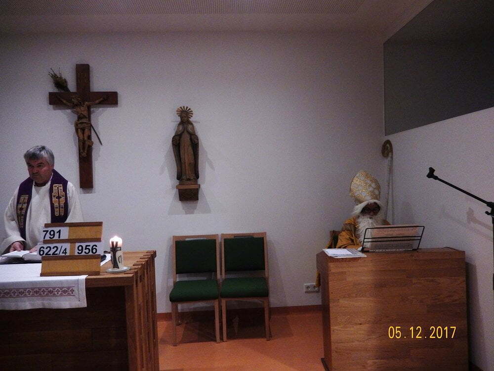 Besuch des Nikolaus beim Gottesdienst im Seniorenheim Laakirchen