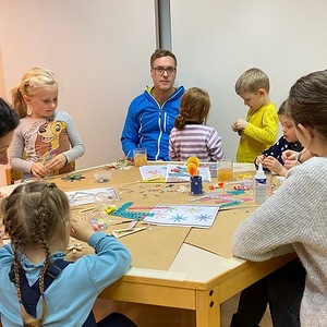 Bastelnde Kinder