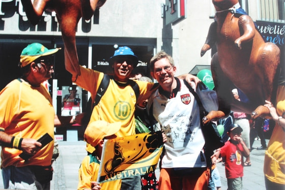Günther Waldhör bei der Fußball-WM in München 2006 mit Fans aus Australien