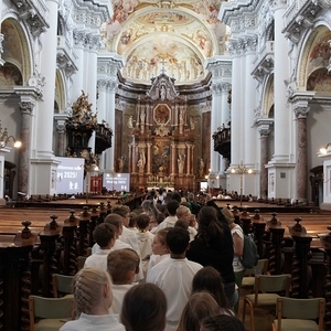 beim Einzug in die Stiftskirche                    