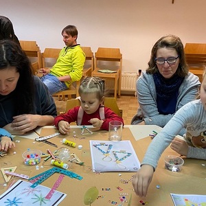 Bastelnde Kinder