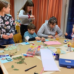 Bastelnde Kinder