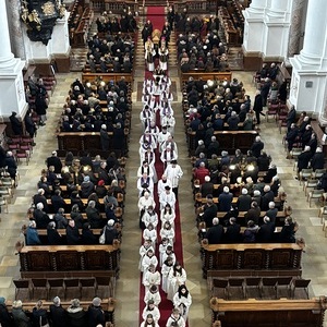 Einzug Requiem unter den Priestern Pfarrer Konrad Hörmanseder mit Priestern der Pfarre Perg und Daomkapittualr Martin Füreder in Vertretung von Bischof Manfred Scheuer