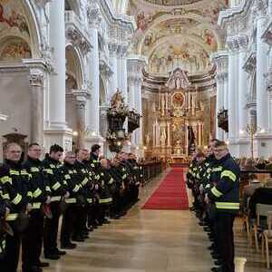Die Feuerwehren erweisen Pfarrer Leitner die Letzte Ehre