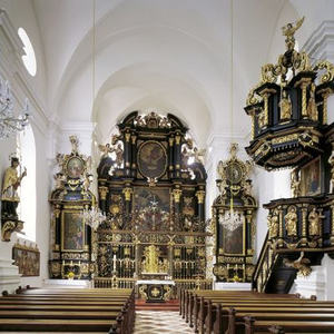 Innenraum mit Hochaltar und Kanzel