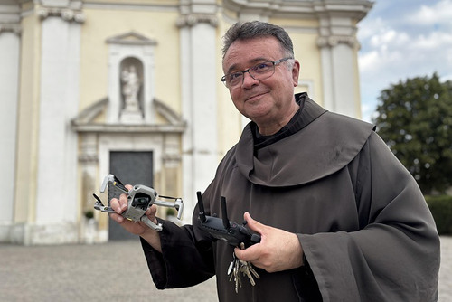 Pater Thomas Lackner vor der Basilika Frauenkirchen