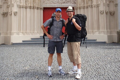 v.l.: Henning Klingen, Dominik Douteil vor dem Portal der Basilika Mariazell