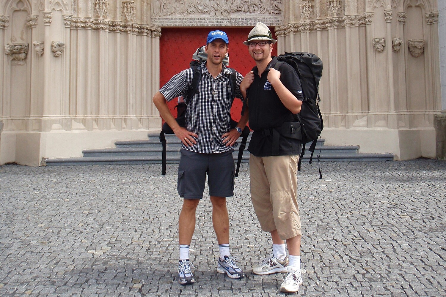 v.l.: Henning Klingen, Dominik Douteil vor dem Portal der Basilika Mariazell