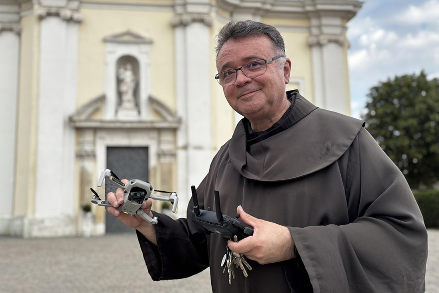 Pater Thomas Lackner vor der Basilika Frauenkirchen